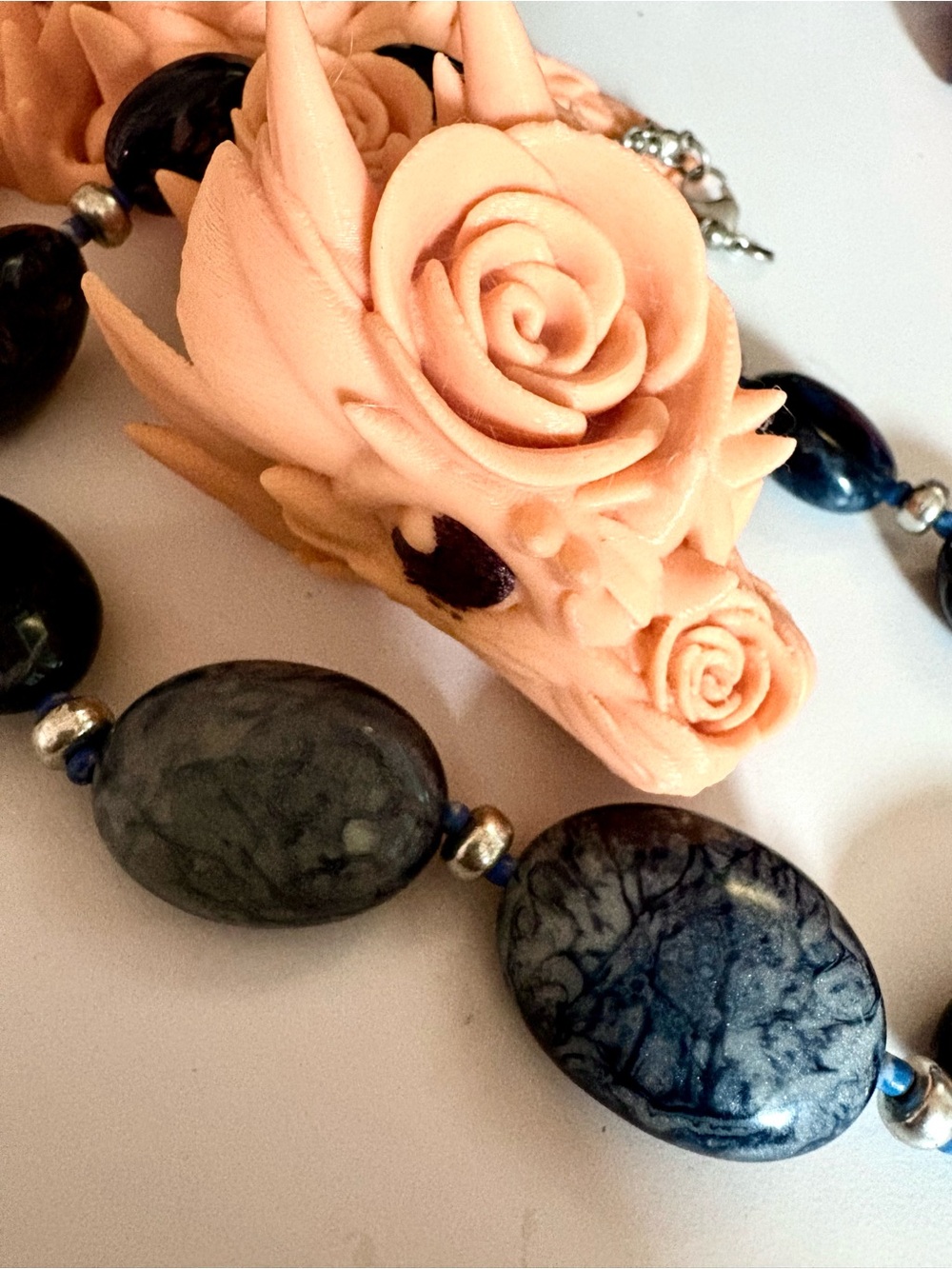 Vintage reversible navy & silver lucite necklace - Picture 3 of 6